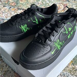NIKE AIR FORCE 1 YOUTH TENNIS SHOES IN SZ 3.5..NEW IN BOX…CUTE!